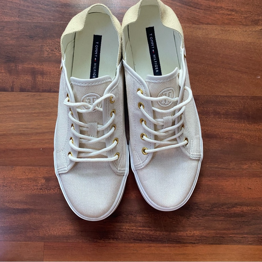 Tommy Hilfiger 9.5m tan and white canvas sneaker shoe